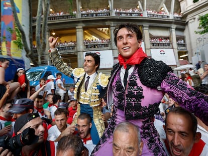 Miguel Ángel Perera y Roca Rey, a hombros en la plaza de Pamplona.