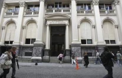 Vista de la entrada del Banco Central de Argentina en Buenos Aires. El Gobierno argentino anunció  que permitirá a particulares adquirir divisa extranjera para tenencia y ahorro, en medio de un desplome del peso argentino frente al dólar sin precedentes en más de una década.