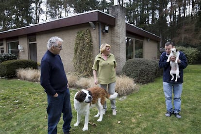 Artur Shouten, Toni Smit y Luc Ennekens, en el jardín de la casa.