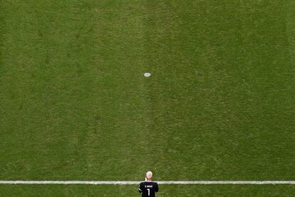 Keylor Navas, colocado en su área durante el partido ante Japón. 