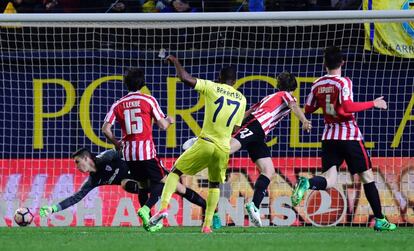 Bakambu marca el segundo gol del Villarreal.