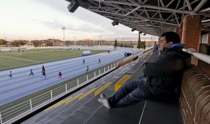 Una persona asiste ayer a las actividades deportivas en el recinto del Club Deportivo Las Rozas.