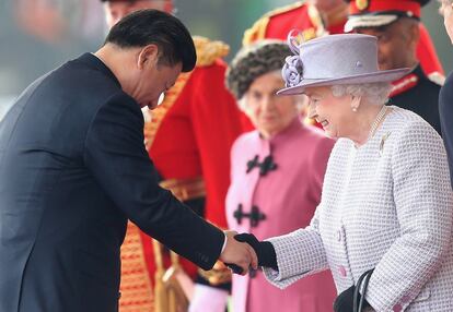 El presidente chino, Xi Jinping, saluda a la reina de Elisabel II antes de la ceremonia de bienvenida durante la visita de Estado de China al Reino Unido.