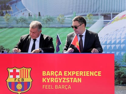 El presidente de Kirguizistán, Sadyr Japarov (derecha), y el del FC Barcelona, Joan Laporta (L), el 30 de agosto, presentando una academia de fútbol en Bishkek.