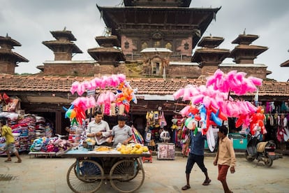 El centro histórico del viejo Katmandú es un museo arquitectónico al aire libre, con espléndidos templos medievales, pagodas, pabellones y capillas. La plaza Durbar (en la foto) es el corazón sagrado de la ciudad, como una diosa viviente de la capital nepalesa.