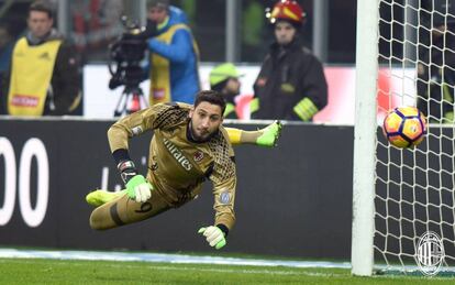 Donnarumma, durante un partid con el Milan.