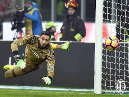 Donnarumma, durante un partid con el Milan.