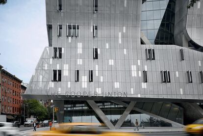 El edificio de la academia Cooper Union de Nueva York, que presenta una ondulante doble fachada exterior de acero inoxidable semitransparente sobre cristal, ha sido diseñado por el estudio de arquitectos Morphosis (<a href="http://www.morphosis.com" rel="nofollow" target="_blank">www.morphosis.com</a>), de Thom Maine.