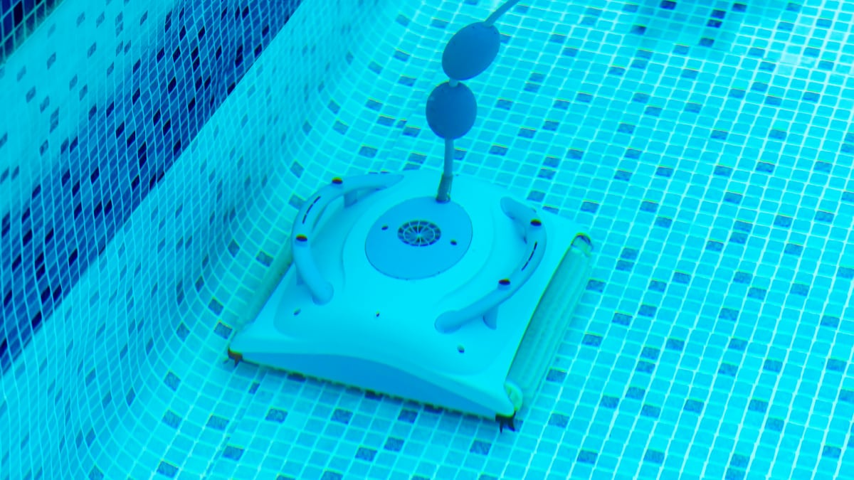 El robot limpiafondos con flotador más vendido para piscina cae a su precio mínimo histórico en Amazon