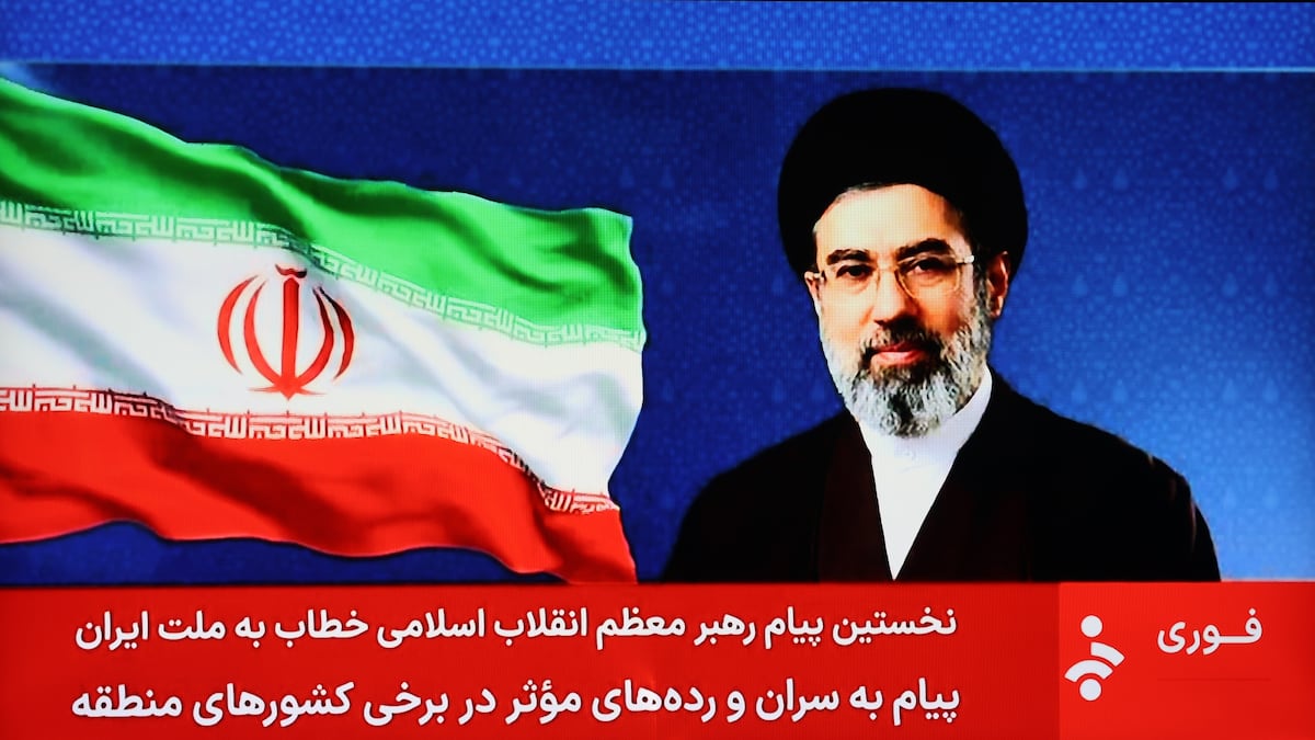 El nuevo líder supremo de Irán, Mojtaba Jameneí, promete venganza y anuncia que el estrecho de Ormuz seguirá cerrado