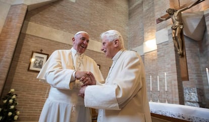 El Papa Francisco y Benedicto XVI en el Vaticano en 2016.