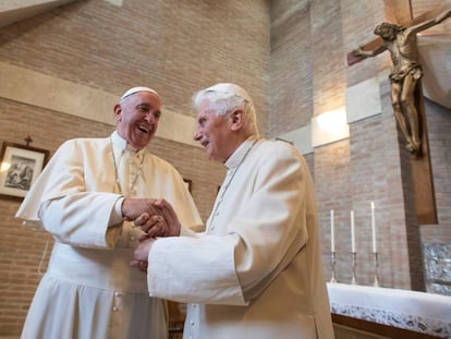 El Papa Francisco y Benedicto XVI en el Vaticano en 2016.