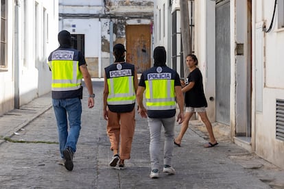 Policías nacionales participan en un dispositivo de vigilancia en Sanlúcar de Barrameda (Cádiz).