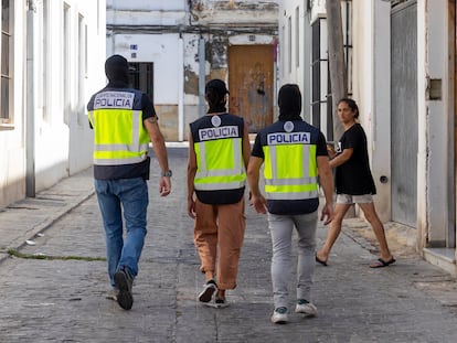 Policías nacionales vigilan el barrio Huerta de San Cayetano de Sanlúcar de Barrameda, lugar donde menudea con droga el clan La Pinilla.