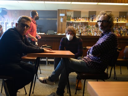 Desde la izquierda: Andreu Buenafuente, el director Daniel Sánchez Arévalo y James Rhodes, durante el rodaje del anuncio navideño de Campofrío.