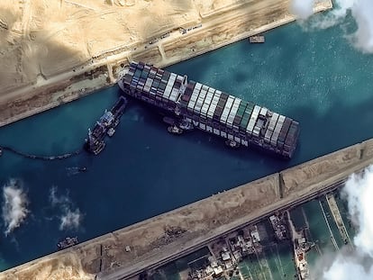 Varios remolcadores situados junto al 'Ever Given' y operaciones de dragado en curso, en el Canal de Suez, Egipto, 26 de marzo de 2021.