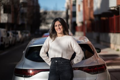 Beatriz Espinilla, de 39 años, trabaja en una cadena de montaje de automóviles.