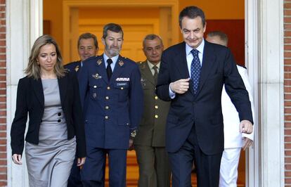 El ex presidente del Gobierno, José Luis Rodríguez Zapatero (d), la ex ministra de Defensa, Carme Chacón y el ex Jefe del Estado Mayor de Defensa (JEMAD) tras ser nombrado en el cargo, 18 de julio de 2007.