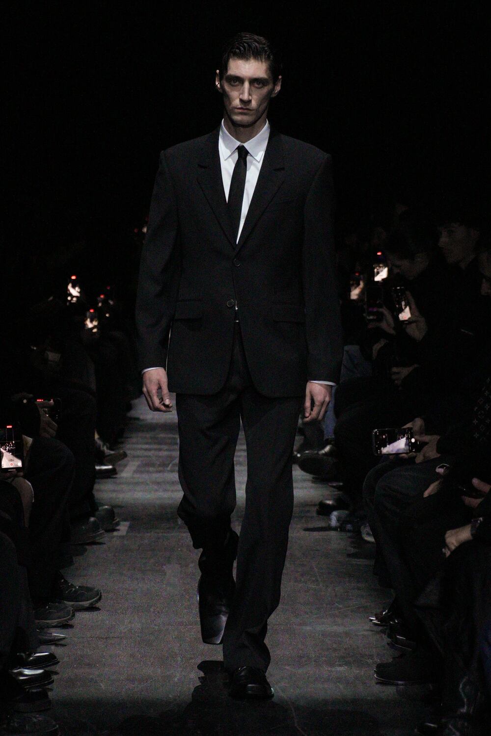 Balenciaga invierte los códigos del armario actual