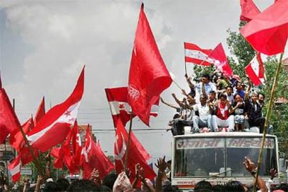 Miles de nepalíes, con banderas de sus partidos políticos, celebran el regreso de la democracia ayer en Katmandú.