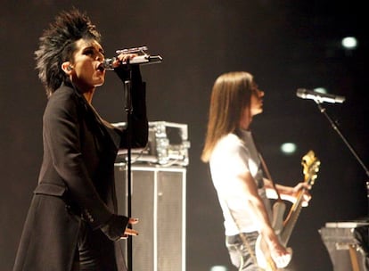 Bill Kaulitz, cantante del grupo alemán Tokio Hotel, no está satisfecho con su vida privada pese a sus éxitos musicales. "Soy completamente feliz con mi carrera. Pero me gustaría que las cosas fuesen igual de bien a nivel privado. No sé lo que necesito para estar satisfecho, pero ahora no lo estoy", ha declarado el joven de 20 años en una entrevista en la alemana <i>Bravo</i>. El artista ha comentado que en Europa le "resulta muy difícil ir solo a un club o por la calle", y que, incluso, cuando lleva guardaespaldas le da la impresión de estar siempre en una sesión fotográfica o de reparto de autógrafos, y que se siente como un animal en el zoo.