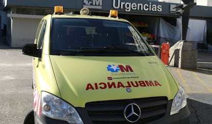 Una ambulancia del Sermas, aparcada en la zona de urgencias del Hospital La Paz. 