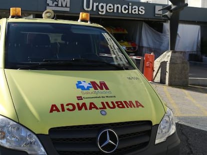 Una ambulancia del Sermas, aparcada en la zona de urgencias del Hospital La Paz. 