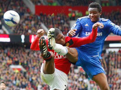Valencia, a la izquierda, pelea por el balón contra John Obi Mikel, del Chelsea.