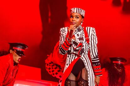 Janelle Monáe: magia negra
El personaje del androide pop que se inventó para sus primeros discos ha permitido a Janelle Monáe jugar a ocultar su auténtico yo tras un alias. Hasta hoy. Gracias a Dirty computer, posiblemente su trabajo más redondo hasta la fecha, suma a su visión afrofuturista del R&B las declaraciones más explícitas y personales. Con motivo de su lanzamiento, salía oficialmente del armario en la revista Rolling Stone, exponiendo la necesidad de mostrarse como “una mujer queer negra en EE UU, alguien que ha tenido relaciones con hombres y mujeres y, finalmente, se ha descubierto como pansexual”.
Quizás por eso aquella polvorilla que repartía sus movimientos espasmódicos sobre el escenario enfundada en esmoquin blanco y negro y coronada por un vertiginoso tupé ha aprendido a sofisticar aún más su discurso tanto sonoro como estético. Tal y como proclamaba en una entrevista a este diario: “Es mi responsabilidad como artista lanzar un mensaje contra el sexismo, la discriminación de las minorías o la esclavitud en la industria de la música”. En esta ocasión, sus reflexiones se centran en la sexualidad femenina en la era post #MeToo con frases tan reveladoras como “Ahora es la vagina la que va a tener su monólogo” (Django Jane) o “Me dicen que me cubra los pezones, mientras bloquean la igualdad salarial” (Screwed). Como para no corearlas.
Viernes 31 de mayo – Escenario Pull&Bear – 21:35h.