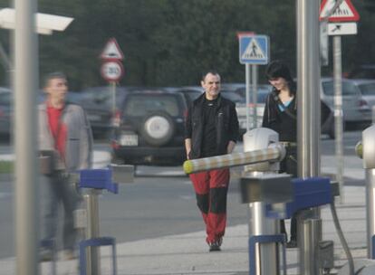 Iñaki de Juana pasea con Irati Aranzabal, ahora su esposa, por los alrededores del hospital Donostia en junio de 2007.