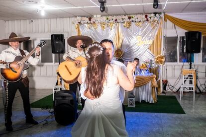 Los novios de la boda bailan durante el concierto de los Mariachi Madri América.
