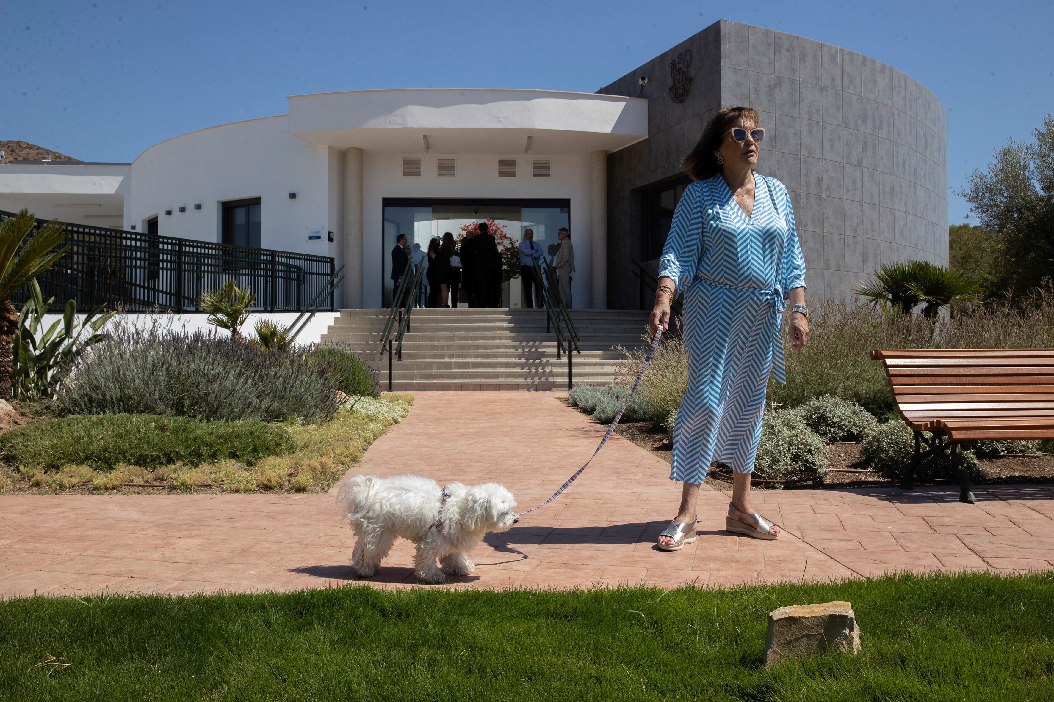 Una mujer y su perro pasean por las instalaciones del primer cementerio de animales público, en Málaga.
