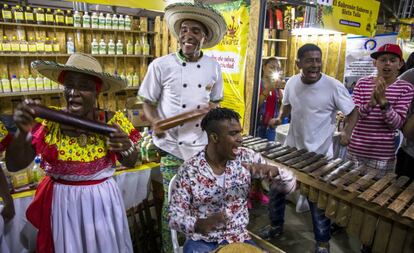 Músicos en una tienda de bebidas locales, durante el festival.