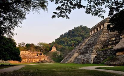 La tumba de un alto dignatario maya fue hallada en la zona arqueológica de Palenque, en el sureño estado de Chiapas por expertos mexicanos mediante una cámara de vídeo, un lugar al que nadie había llegado desde hace 1.500 años, ha informado hoy el Instituto Nacional de Antropología e Historia (INAH). Los arqueólogos del INAH exploraron con la vídeocamara la Acrópolis Sur de Palenque y las tomas muestran paredes pintadas de rojo y figuras humanas delineadas en negro, además de 11 vasijas y piezas de jade y concha, que debieron formar parte del atuendo mortuorio del personaje, dijo la fuente en un comunicado. TEXTO: EFE