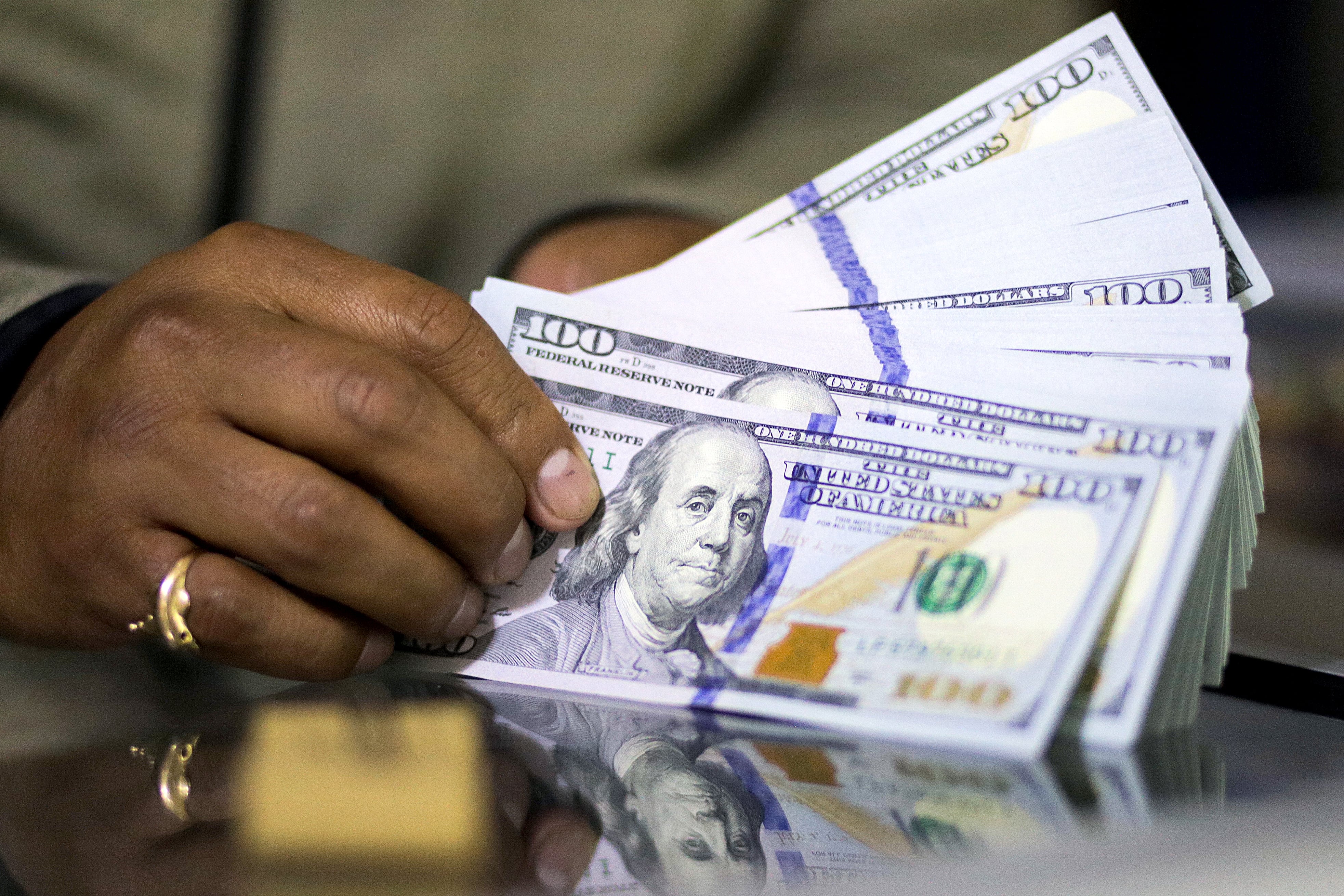 El nuevo esquema cambiario debuta en Bolivia con una devaluación del 10% de la moneda local