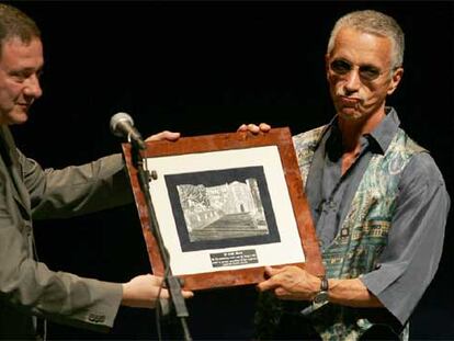 El pianista Keith Jarret recibe el premio del Festival de Jazz de manos del director del certamen.