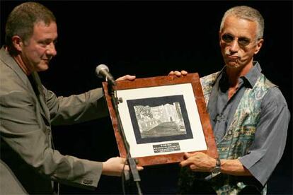 El pianista Keith Jarret recibe el premio del Festival de Jazz de manos del director del certamen.