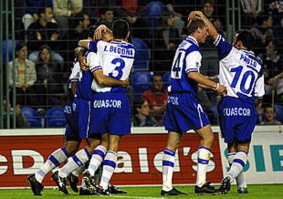 Begoña felicita a Karmona, el autor del gol que mete al Alavés en la Copa de la UEFA.