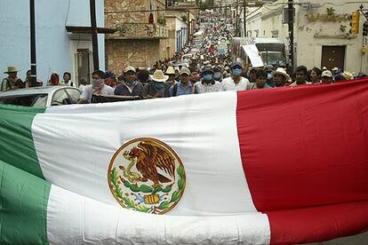 Decenas de miles de personas se han manifestado de forma pacífica en la ciudad mexicana de Oaxaca para exigir la renuncia del gobernador del estado homónimo, Ulises Ruiz, y la retirada de las fuerzas federales que custodian el centro de la localidad. Aunque no existen datos oficiales sobre la cantidad de manifestantes, la movilización llegó a tener más de dos kilómetros de extensión. La marcha no cumplió, sin embargo, las expectativas de los organizadores, quienes esperaban contar con cientos de miles de seguidores.