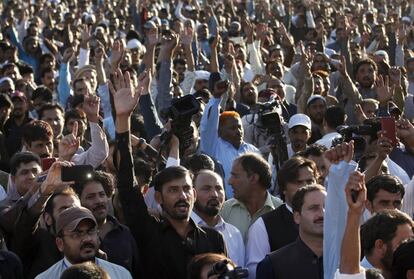 Un grupo de trabajadores de la cadena Utility Stores Corporation, administrada por el gobierno, se manifestan para demandar regularizaciones laborales y un aumento en sus salarios, en Islamabad (Pakistán).