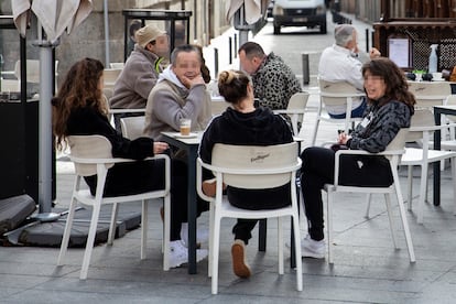 Clientes en la plaza de Tirso de Molina. 