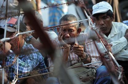 Un grupo de personas esperan a sus familiares que salgan en libertad de la prisión de Insein en Yangon, una de las más temidas por los opositores birmanos. 