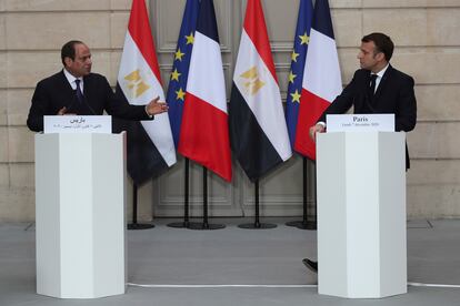 El presidente egipcio, Abdelfatá al Sisi, y el francés, Emmanuel Macron, este lunes en París.