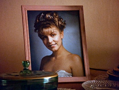 Sheryl Lee en 'Twin Peaks' (1990).
Laura Palmer, la reina del baile de bienvenida en 'Twin Peaks', es mucho más que la chica dulce que aparenta ser. Su trágica muerte desencadena los eventos centrales de la serie, revelando los oscuros secretos de un pueblo lleno de contradicciones. Aunque desde fuera parece la joven ideal, bajo esa fachada esconde un mundo de excesos: consume cocaína, trabaja en un burdel y mantiene relaciones destructivas. Su asesinato desvela las verdades ocultas de 'Twin Peaks'.