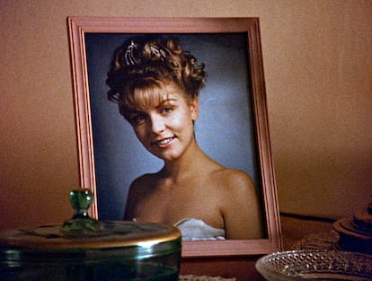 Sheryl Lee en 'Twin Peaks' (1990).
Laura Palmer, la reina del baile de bienvenida en 'Twin Peaks', es mucho ms que la chica dulce que aparenta ser. Su trgica muerte desencadena los eventos centrales de la serie, revelando los oscuros secretos de un pueblo lleno de contradicciones. Aunque desde fuera parece la joven ideal, bajo esa fachada esconde un mundo de excesos: consume cocana, trabaja en un burdel y mantiene relaciones destructivas. Su asesinato desvela las verdades ocultas de 'Twin Peaks'.
