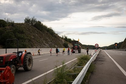 Dvd 1216 La Junquera, 03/06/2024 - GIRONA, ESPAÑALos agricultores catalanes y franceses bloquean la carretera que conduce a Francia (en el Km 0 de la AP7 a la altura del Perthus), con tractores durante la protesta de 24 horas antes de la víspera de las elecciones europeas en La Jonquera, Girona, España, el 3 de junio. 2024.Foto: Gianluca Battista