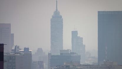 La Torre Latinoamericana durante la contingencia ambiental del 21 de mayo, en Ciudad de México.