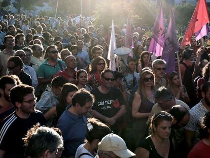 Los manifestantes se concentran frente a la sede de ERT el 19 de junio. 
