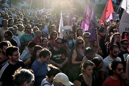 Los manifestantes se concentran frente a la sede de ERT el 19 de junio. 