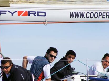 Marc Llinares, a la izquierda con gorra, en una regata junto a Jos&eacute; Luis Maldonado, en el barco subvencionado.